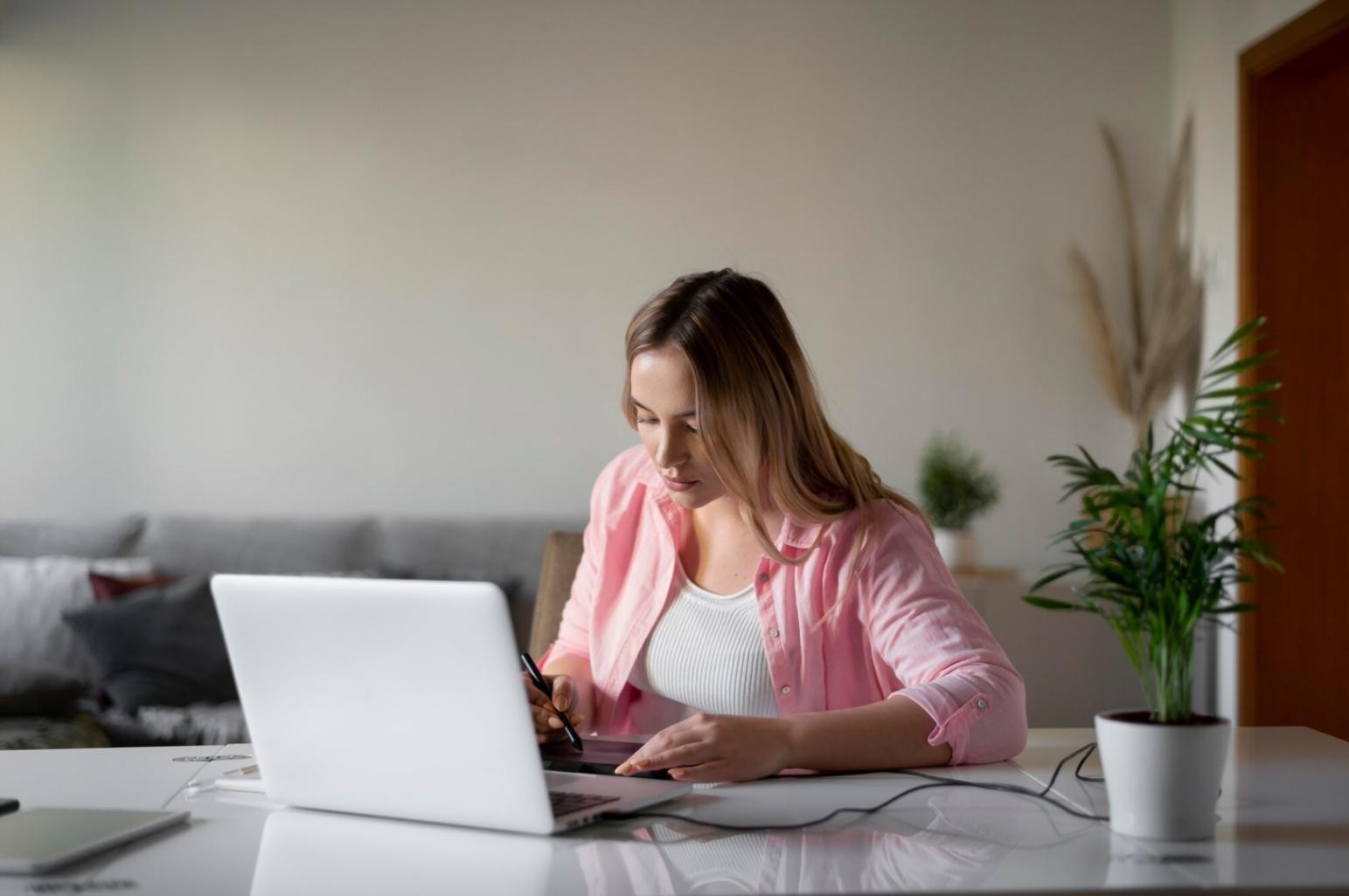 Persona trabajando en análisis financiero