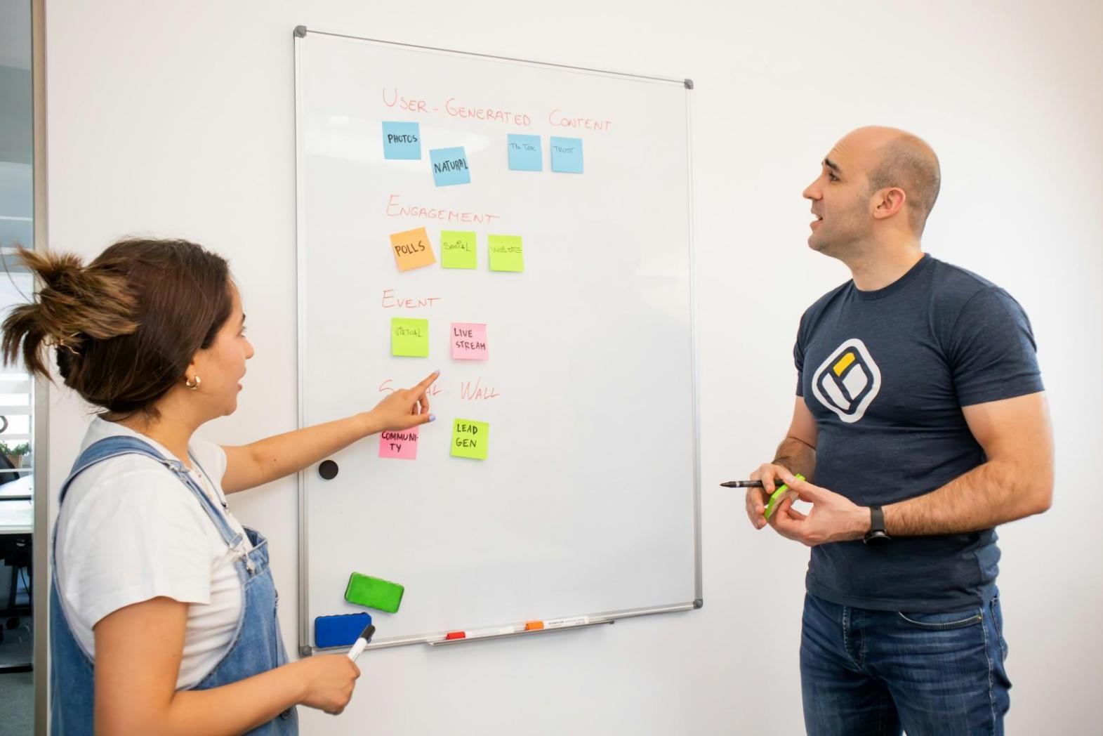 Espacio de trabajo con materiales de aprendizaje financiero